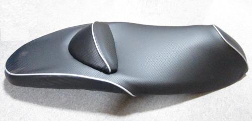 国産品 厚手合皮素材！ PCX125 JF28型 専用設計カスタムシートカバー 取付簡単口ゴム式 ディンプルブラック/カーボン シルバーパイピング