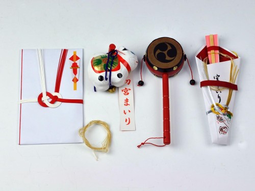 お宮参りセット女の子用・赤犬張子、でんでん太鼓、奉納扇子、のし袋（御紐銭の短冊付き）、麻ひものセット