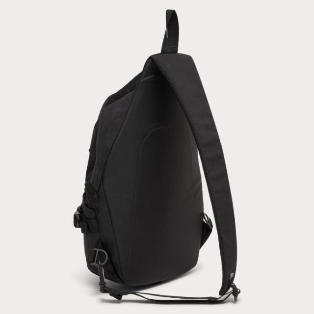 Oakley ブラック メッセンジャーバッグ OAKLEY（オークリー）の「/OAKLEY/15L STREET MESSENGER BAG