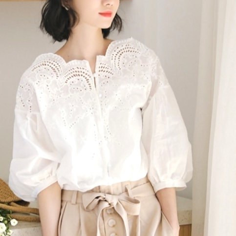 トップス ブラウス 白シャツ 白 パンチング 7分袖 七分袖 ボリューム袖 かわいい 大人可愛い シンプル カジュアル おしゃれ お洒落 大人可愛い 大人女子 ラブリー キュート ガーリー 主役級 存在感 春 夏 10代 20代 30代 レディース 女性用 ママ 女の子 学生 デート お出かけの通販は