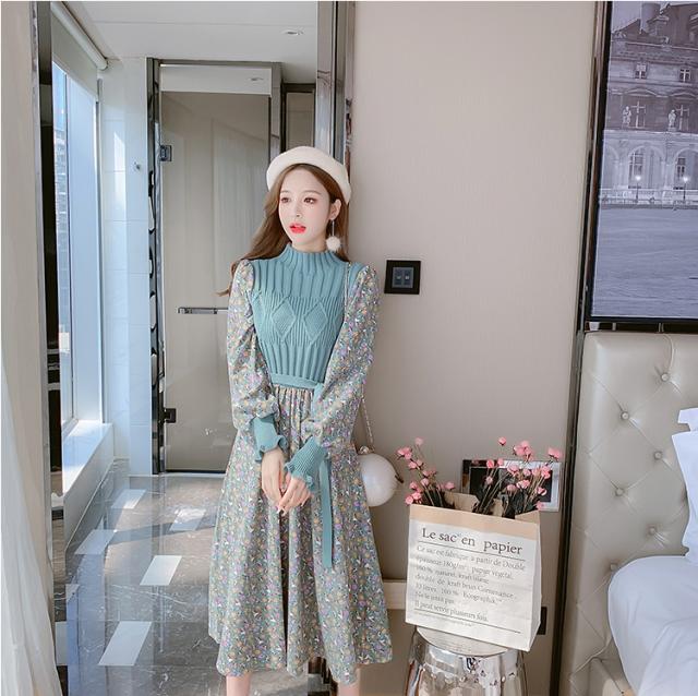 ワンピース レディース フレアワンピース フレアスカート セーター 膝下 ロング ロング丈 袖あり 長袖 ボリューム袖 萌袖 ハイネック 花柄 小花柄 フラワー ボタニカル 白 アプリコット 緑 グリーン 桃 ピンク ウエストマーク ウエストリボン リボン 切り替えデザインの通販は