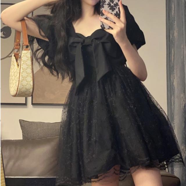 Aライン ワンピース ドレス チュールレース 胸元リボン デカリボン 結婚式 レディース ひざ丈 膝上 パフスリーブ ハイウエスト スクエアネック 全2色 ブラック 黒 ホワイト 白 全2サイズ S M パーティー エレガント フォーマル オールシーズン 韓国 韓国風 きれいめ 大人 上品の通販は