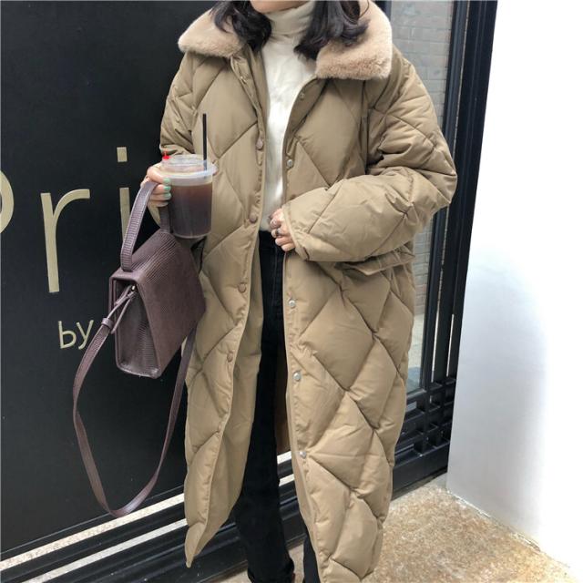 アウター レディースコート ロングコート もこもこアウター もこもこ 中綿 ダウン ロング丈 ロング 袖あり 長袖 襟付き 異素材MIX ボタン ボタンダウン 前開き 黒 ブラック カーキ かわいい 大人可愛い 大人 大人女子 きれいめ おしゃれ お洒落 シンプル ラブリー キュートの通販は