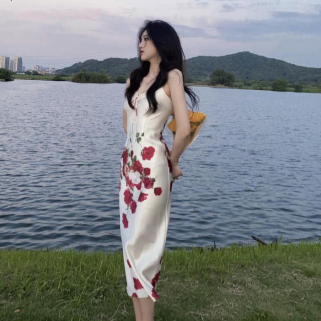 ワンピース レディース キャミワンピース ロングスカート ロング丈 人気 ノースリーブ 新作 薄手 薔薇 白 ホワイト 光沢 かわいい 大人可愛い 大人 大人女子 きれいめ おしゃれ お洒落 シンプル ラブリー キュート ガーリー フェミニン 10代 20代 30代 デート お出かけ 女子会の通販は