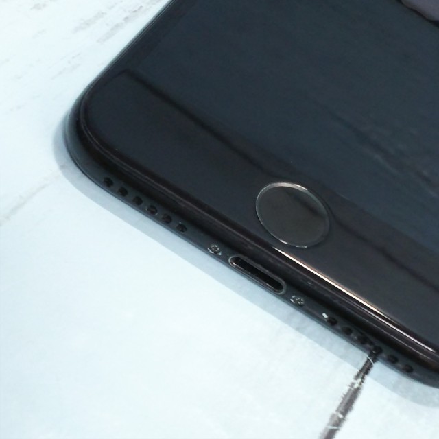 【超美品】au iPhone7 32GB ブラック SIMフリー 本体のみ