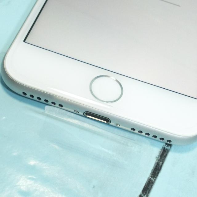 ほぼ新品・送料無料】au iPhone7 128GB シルバー 新品同様品 SIMロック  