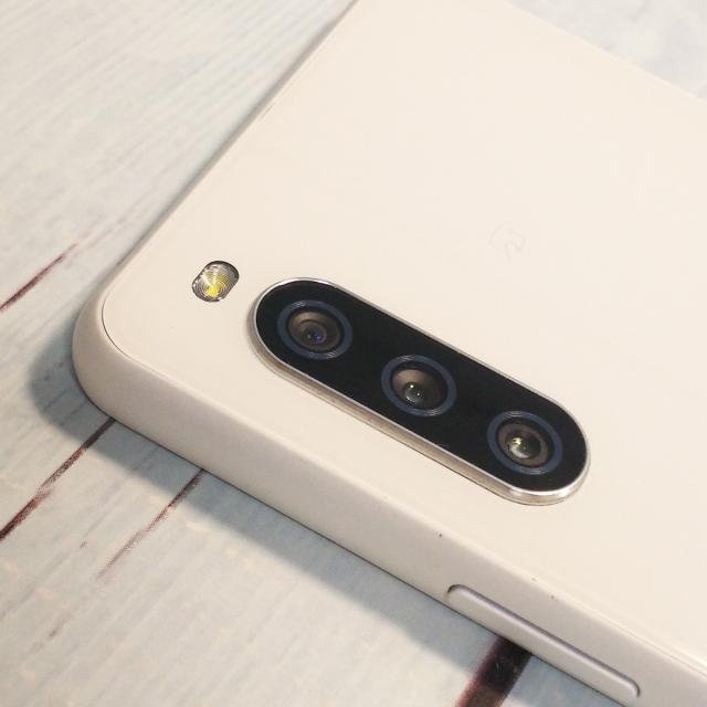【美品・送料無料】au Xperia 10 ？ SOG04 ホワイト SONY 本体 白ロム SIMロック解除済み SIMフリー A636973_7