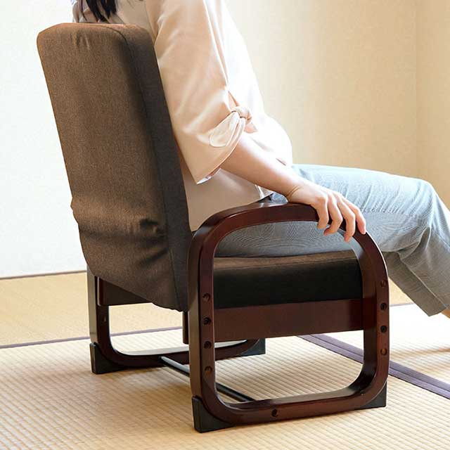 【ダークブラウン】折りたたみ らくらく座椅子 肘掛け付 完成品 介護椅子 リビングチェア ロータイプ 高齢者 立ち座り 転倒防止*即納 ダークブラウン折りたたみ らくらく座椅子 肘掛け付 完成品 介護椅子