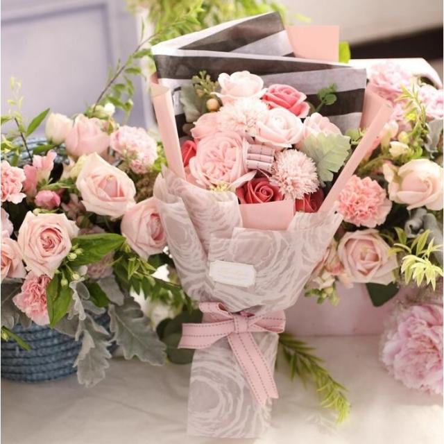 花束 ソープフラワー フラワー ソープ 造花 ブーケ ボックス プレゼント 花 バラ カーネーション フレグランスソープフラワー 11輪の通販はau Pay マーケット サーフトリップ