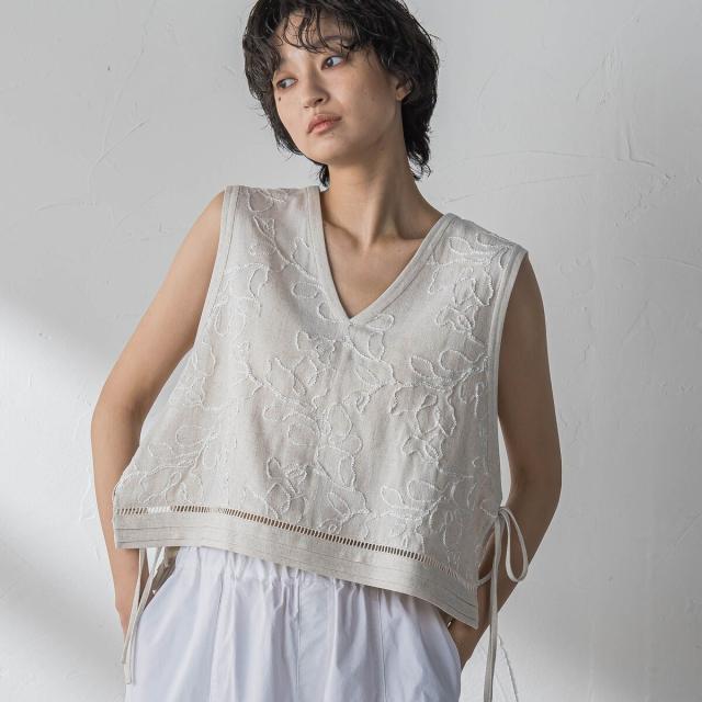 メイソングレイ（MAYSON GREY）/ボタニカル刺繍サイドリボンショートベスト_1