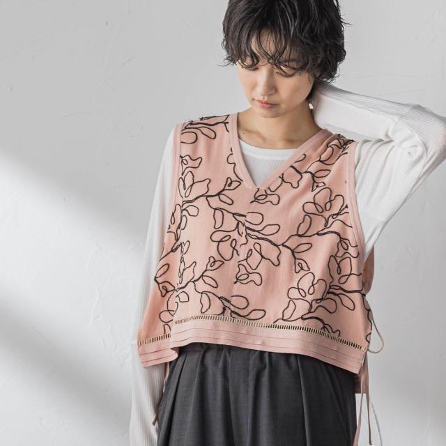 メイソングレイ（MAYSON GREY）/ボタニカル刺繍サイドリボンショートベスト