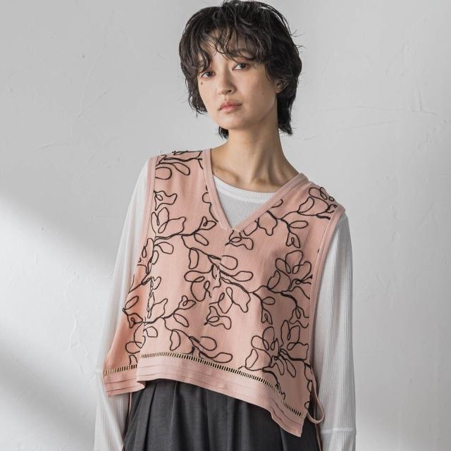 メイソングレイ（MAYSON GREY）/ボタニカル刺繍サイドリボンショートベスト_2