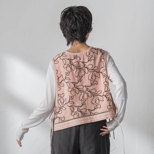 メイソングレイ（MAYSON GREY）/ボタニカル刺繍サイドリボンショートベスト_4