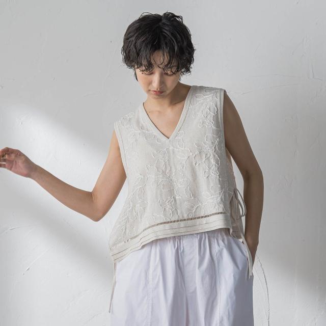 メイソングレイ（MAYSON GREY）/ボタニカル刺繍サイドリボンショートベスト_9