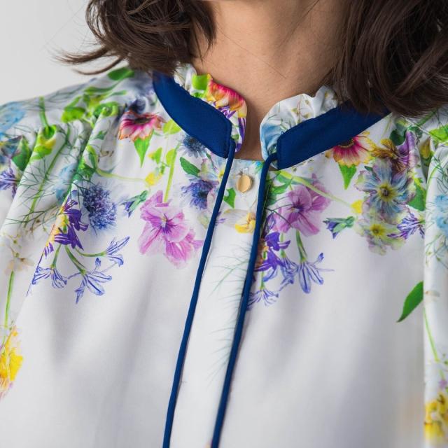 ビアッジョブルー（Viaggio blu）/フラワーブーケプリントブラウス