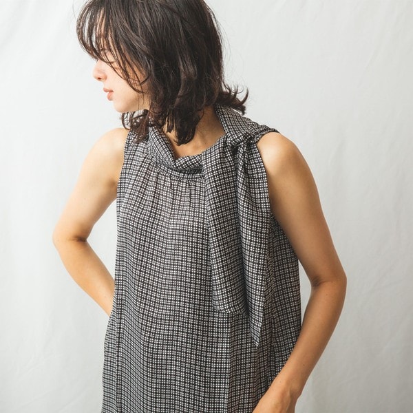 【NEW】ナラカミーチェ/サテン幾何プリントボータイノースリーブの通販は