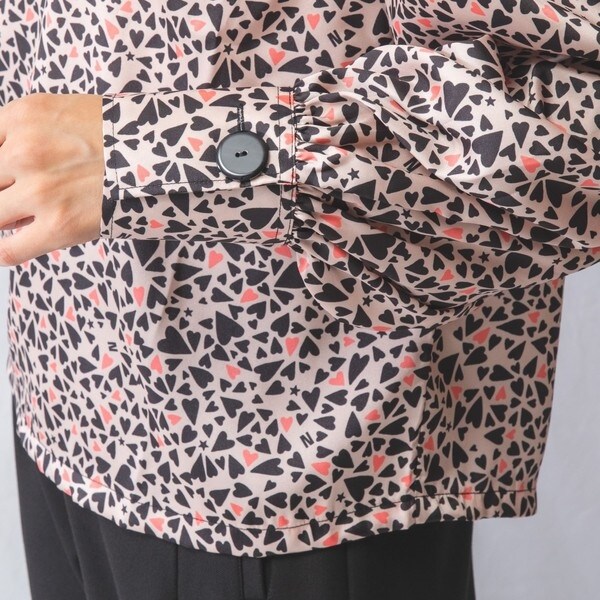 ナラカミーチェ（NARACAMICIE）/ハートパターンバックボタンブラウスの