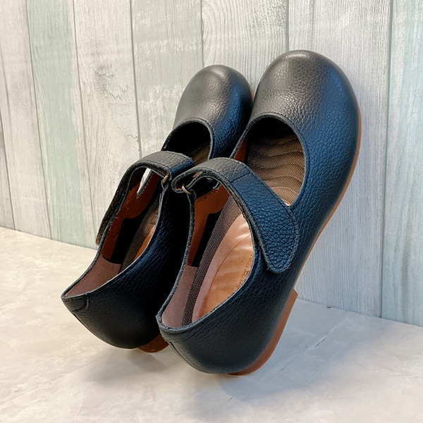 ヒナ デイ グリーン（Hina Day Green）/幅広 ラウンドトゥ レザーストラップ フラットシューズの通販は