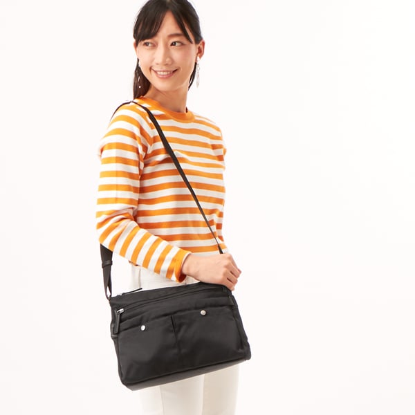 ラ バガジェリー/フロントポケット　スクエアナイロンショルダー　Mサイズの通販は