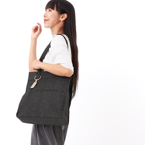 ラ バガジェリー（LA BAGAGERIE）/チャーム付きデニムバッグ Mサイズ
