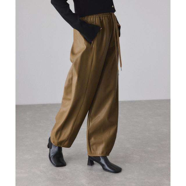 アダムエロペ（ADAM ET ROPE’）/シンセティックレザートラックパンツ