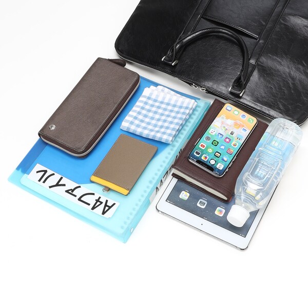 ビーシーイシュタル/上質な光沢が特徴的なオイル加工PUブリーフバッグ