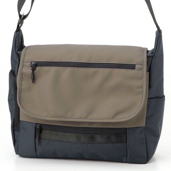 ビーシーイシュタル（B．C．+ISHUTAL）/1680Dポリエステル素材とPU素材を組み合わせたフラップショルダーバッグ