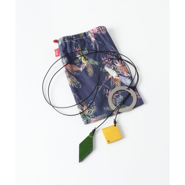 古美術品蔵から縁起の良い3羽の鶴が松、竹、梅の華を咥えて優雅に飛ぶ