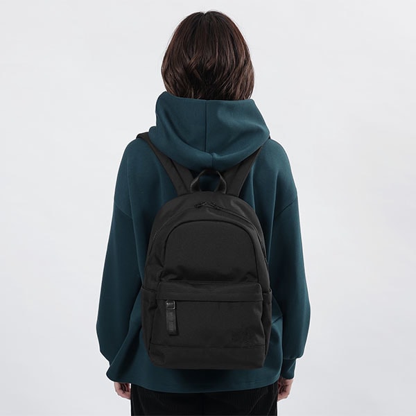 マリークワント（MARY QUANT）/オールブラックシンプルロゴ リュック