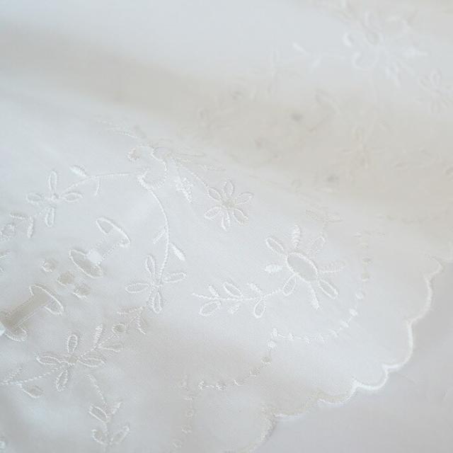 ブルーミング（BLOOMING）/【約30×30cm】ブライダル　刺繍ハンカチ　アイレットフラワー ブルーミング（BLOOMING）/【約30×30cm】ブライダル 刺繍ハンカチ