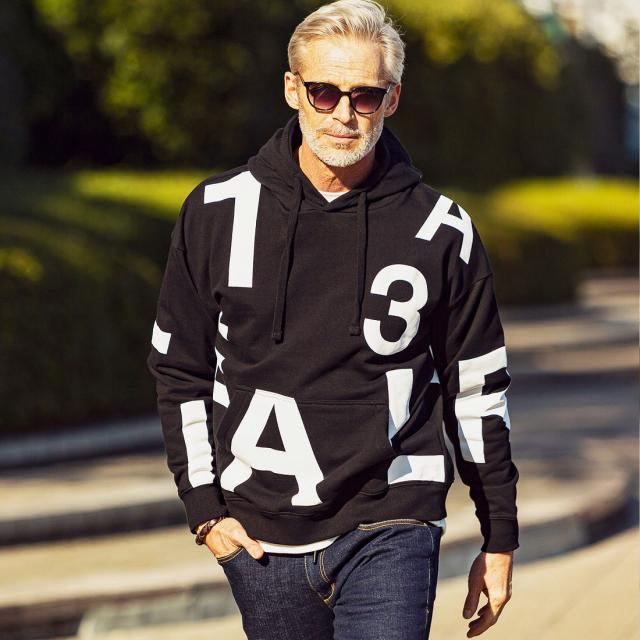 ウノピゥウノウグァーレトレ リラックス/1PIU1UGUALE3 RELAX(ウノピゥウノウグァーレトレ)ランダムロゴプルオーバーパーカー