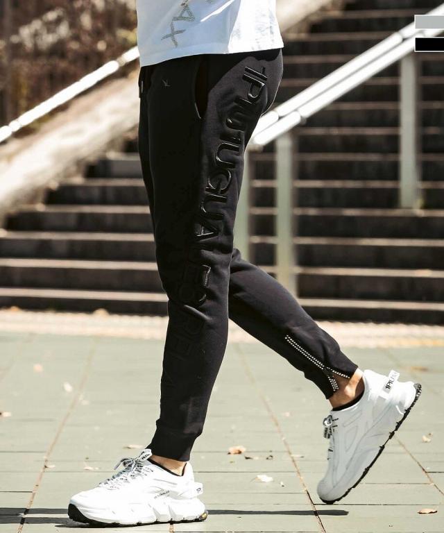 ウノピゥウノウグァーレトレ リラックス（1PIU1UGUALE3 RELAX）/1PIU1UGUALE3 RELAX ラインストーン刺繍ロゴスウェットパンツ