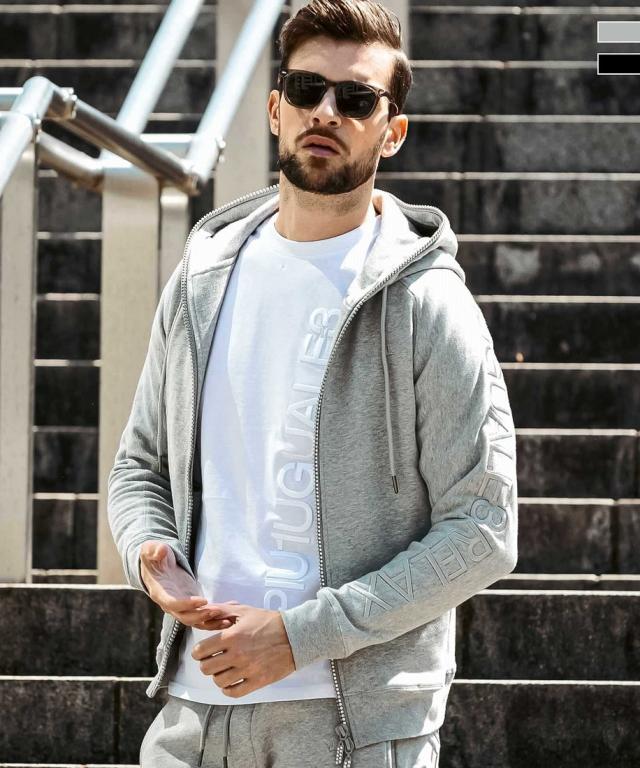 ウノピゥウノウグァーレトレ リラックス（1PIU1UGUALE3 RELAX）/1PIU1UGUALE3 RELAX ラインストーン刺繍ロゴスウェットパーカー