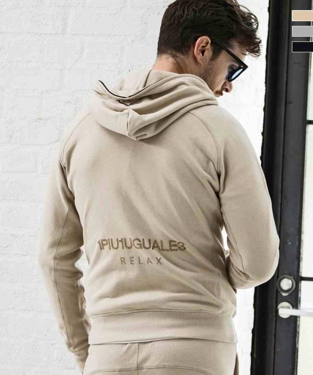 ウノピゥウノウグァーレトレ リラックス（1PIU1UGUALE3 RELAX）/1PIU1UGUALE3 RELAX ラインストーンロゴフーディー