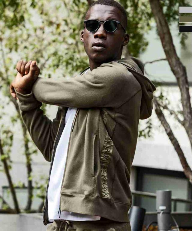 ウノピゥウノウグァーレトレ リラックス（1PIU1UGUALE3 RELAX）/1PIU1UGUALE3 RELAX テープロゴフーディー