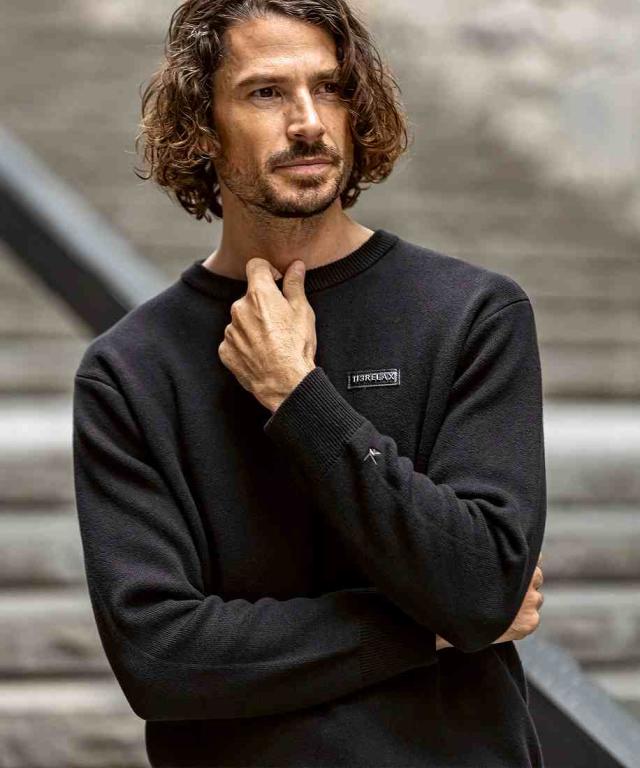 ウノピゥウノウグァーレトレ リラックス（1PIU1UGUALE3 RELAX）/1PIU1UGUALE3 RELAX プレートロゴクルーネックニット