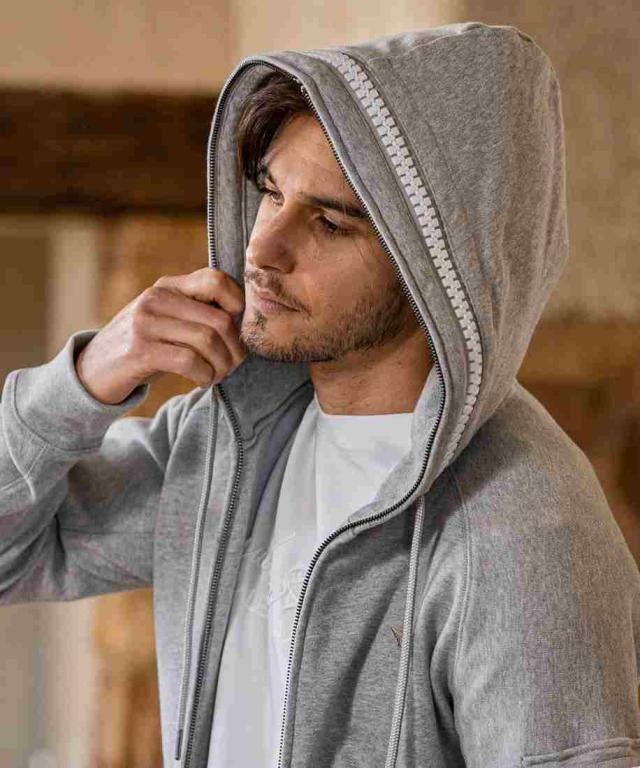 ウノピゥウノウグァーレトレ ビッグファスナーランダムロゴパーカー