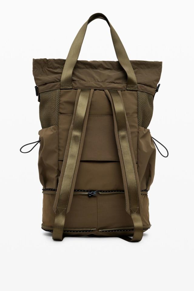 デシグアル（Desigual）/【大容量】大型ナイロン製拡張バックパック デシグアル（Desigual）/【大容量】大型ナイロン製拡張バックパックの