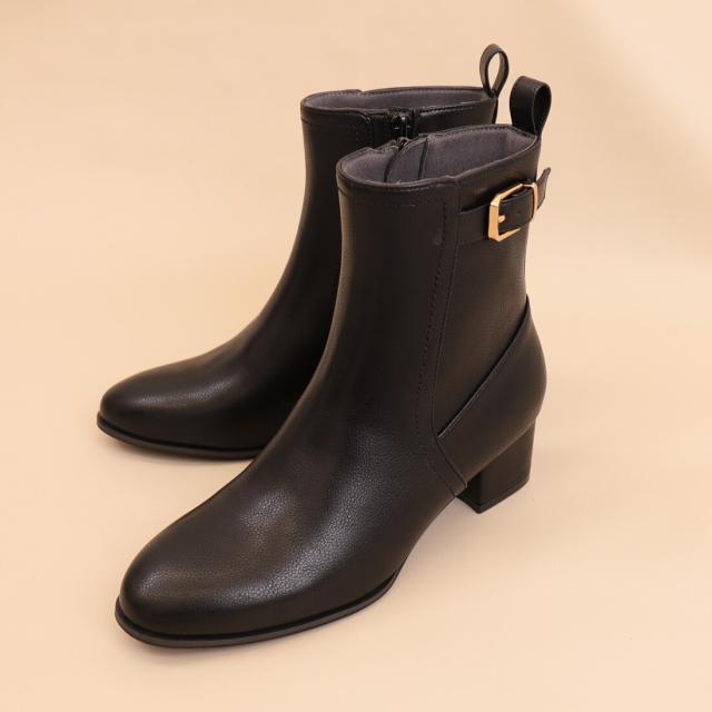 アルテミス by ダイアナ（artemis by DIANA）/ラウンドトゥ　ベルトデザインショートブーツ