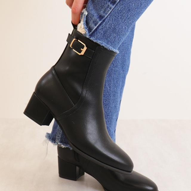 アルテミス by ダイアナ（artemis by DIANA）/ラウンドトゥ　ベルトデザインショートブーツ