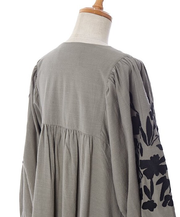 アズノゥアズドゥバズ（as know as de base）/力強く咲く花々の刺繍