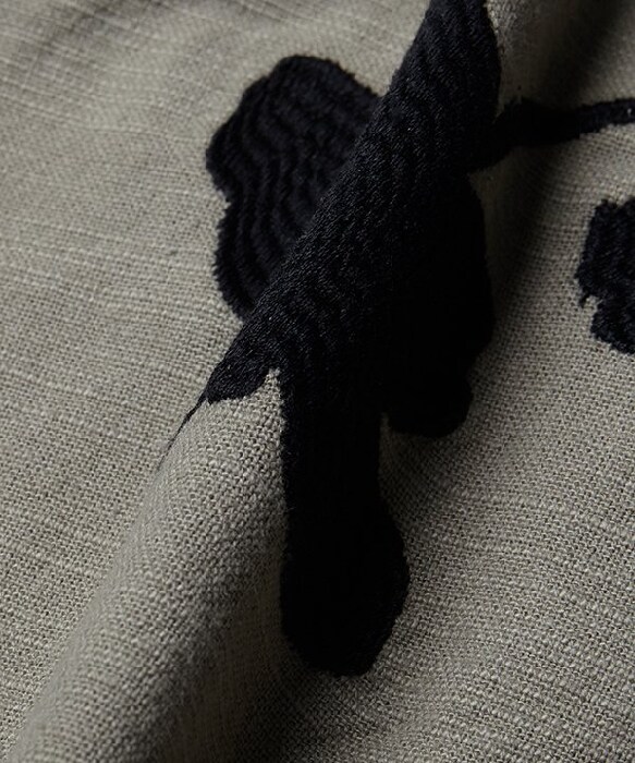 アズノゥアズドゥバズ（as know as de base）/力強く咲く花々の刺繍