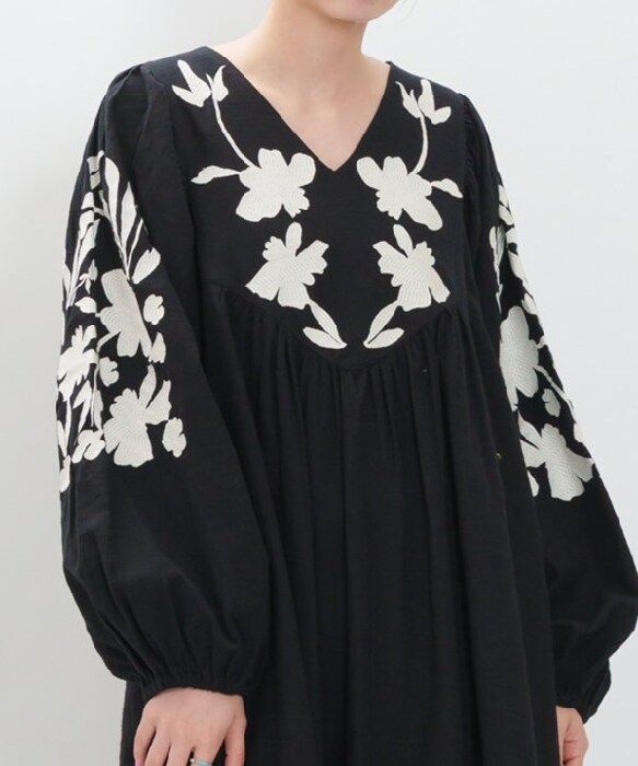 アズノゥアズドゥバズ（as know as de base）/力強く咲く花々の刺繍