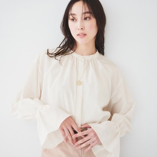 アンタイトル（UNTITLED）/【光沢感フリル袖前開き】バンドカラーギャザーブラウスの通販は 15,675円
