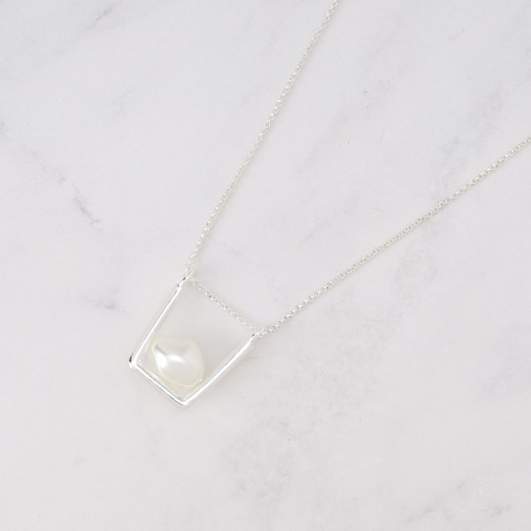 インディヴィ（INDIVI）/スクエアトップロングネックレス