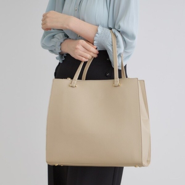 グローブ（grove）/【人間工学・A4】メタルバー変形トートの通販は