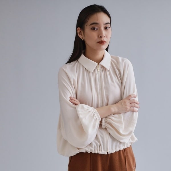 オペークドットクリップ（OPAQUE．CLIP）/【es】ヴィンテージサテン ボリュームジップブラウス【洗濯機OK】