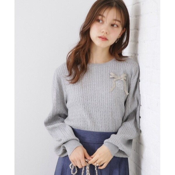 クチュールブローチ（Couture Brooch）/【きれいめカジュアル通勤】細ケーブルリボン刺繍ロゴニットの通販は