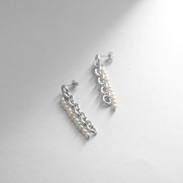 ココシュニック オンキッチュ（COCOHNIK onkitsch）/シルバー バロックパール チェーンコンビネーション スタッドピアスの通販は