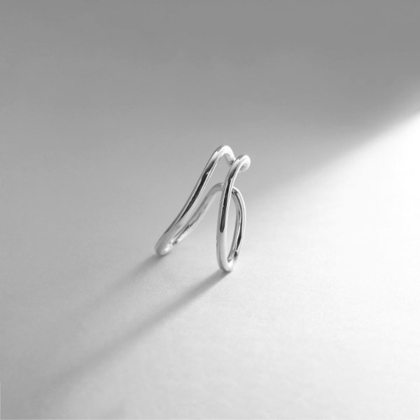 ココシュニック オンキッチュ（COCOHNIK onkitsch）/シルバー ニュアンスライン ダブルオーバルイヤーカフの通販は